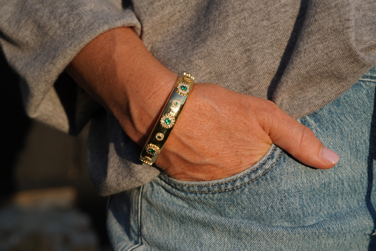 Twilight Star Bangle in 18k gold with emeralds and diamonds